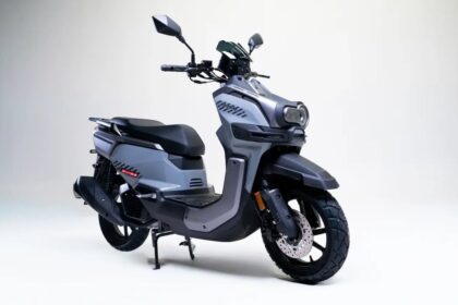 Shineray Urban Lite 2026 azul, vista frontal 3/4 em ambiente urbano, destacando farol e carenagem dianteira