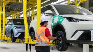 BYD corta 100 mil empregos na China, mas acelera contratações no Brasil: Indústria