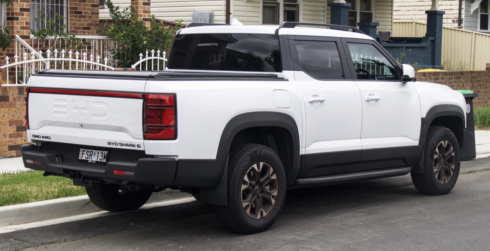 Traseira da BYD Shark 6, picape híbrida que serve como base técnica para a Mako