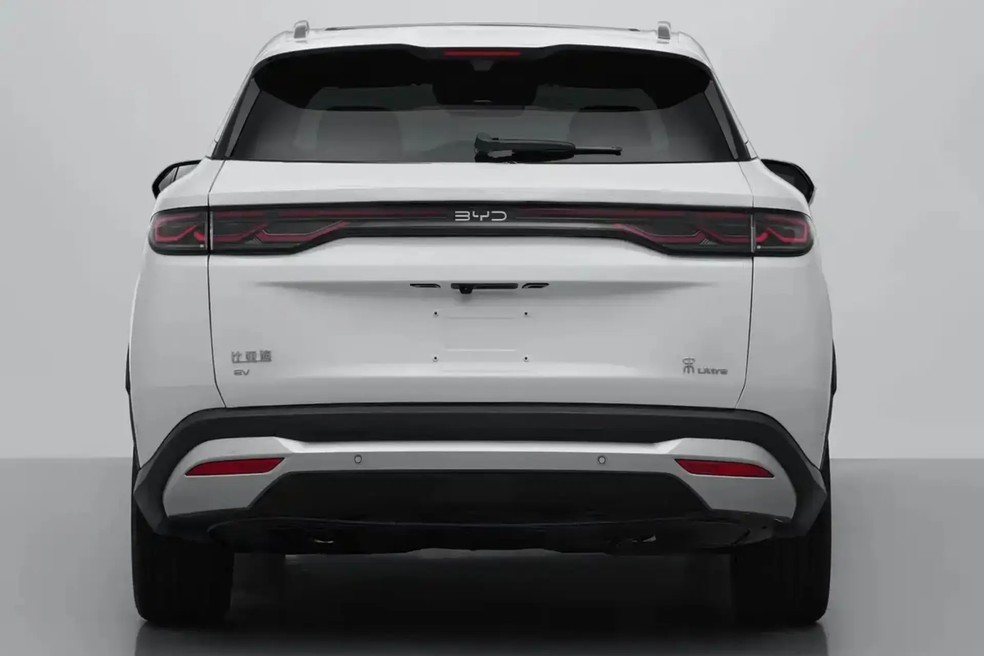 BYD Song Ultra exibe lanternas interligadas e com gráficos chamativos — Foto: Reprodução