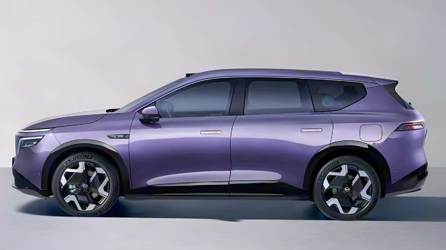 Perfil lateral do Nissan NX8 revela dimensões generosas e posicionamento acima dos SUVs médios da marca.