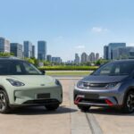 Geely EX2 Max 2026 prata, vista frontal 3/4 em ambiente urbano
