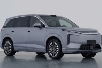 BYD Great Tang 2026 branco, vista frontal 3/4 em estúdio, SUV elétrico grande com assinatura de LED e LiDAR no teto