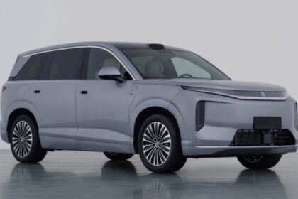 BYD Great Tang 2026 branco, vista frontal 3/4 em estúdio, SUV elétrico grande com assinatura de LED e LiDAR no teto