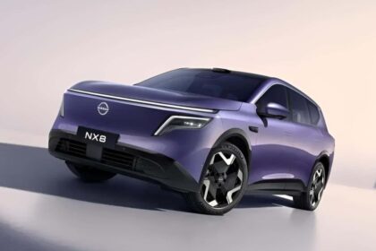 Nissan NX8 prata, vista frontal 3/4 em estúdio, destaque para a assinatura de LED e porte de SUV médio-grande