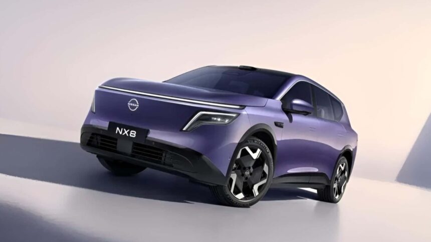 Nissan NX8 prata, vista frontal 3/4 em estúdio, destaque para a assinatura de LED e porte de SUV médio-grande
