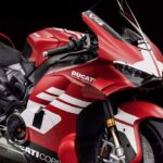 Ducati Superleggera V4 Centenario 2026 vermelha, vista frontal 3/4 em estúdio, com detalhes de fibra de carbono e carenagem aerodinâmica