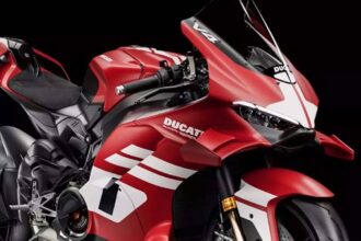 Ducati Superleggera V4 Centenario 2026 vermelha, vista frontal 3/4 em estúdio, com detalhes de fibra de carbono e carenagem aerodinâmica