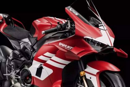 Ducati Superleggera V4 Centenario 2026 vermelha, vista frontal 3/4 em estúdio, com detalhes de fibra de carbono e carenagem aerodinâmica