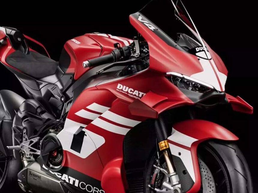 Ducati Superleggera V4 Centenario 2026 vermelha, vista frontal 3/4 em estúdio, com detalhes de fibra de carbono e carenagem aerodinâmica