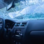 carro usado com painel e volante expostos em oficina, destacando reparo pós-colisão e área do airbag
