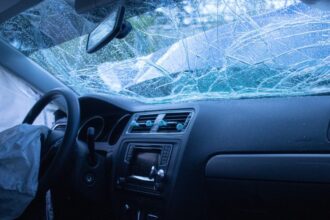 carro usado com painel e volante expostos em oficina, destacando reparo pós-colisão e área do airbag