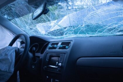 carro usado com painel e volante expostos em oficina, destacando reparo pós-colisão e área do airbag