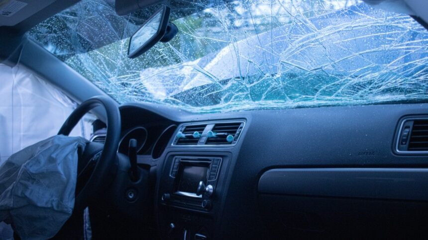 Airbags falsos: O alerta que assusta o mercado de usados carro usado com painel e volante expostos em oficina, destacando reparo pós-colisão e área do airbag