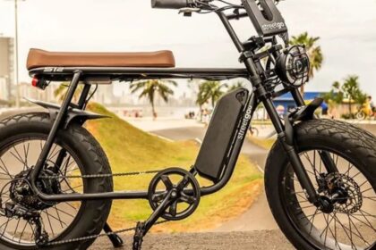 bicicleta elétrica e equipamento autopropelido circulando em ciclovia urbana, com sinalização horizontal e ciclistas ao fundo