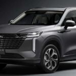 GWM Haval H6 PHEV35 2026 na cor externa cinza, vista frontal 3/4 com novo interior preto em destaque