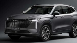 GWM Haval H6 PHEV35 2026 na cor externa cinza, vista frontal 3/4 com novo interior preto em destaque