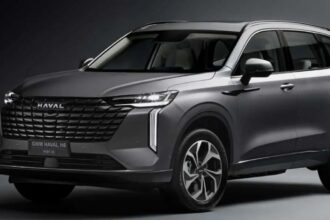 GWM Haval H6 PHEV35 2026 na cor externa cinza, vista frontal 3/4 com novo interior preto em destaque