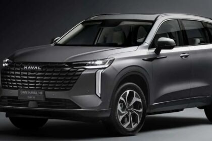 GWM Haval H6 PHEV35 2026 na cor externa cinza, vista frontal 3/4 com novo interior preto em destaque