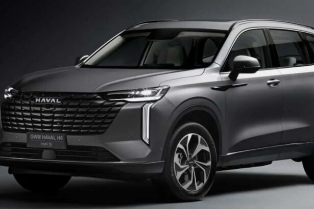 GWM Haval H6 PHEV35 2026 na cor externa cinza, vista frontal 3/4 com novo interior preto em destaque