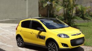 Fiat Palio Sporting de segunda geração amarelo em vista frontal