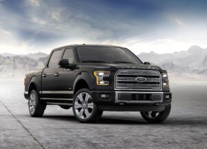 Ford F-150 2015 a 2017 em rodovia americana, foto frontal em movimento, landscape