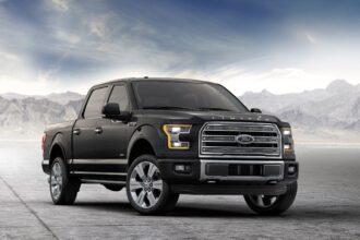 Ford F-150 2015 a 2017 em rodovia americana, foto frontal em movimento, landscape
