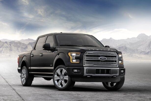 Ford F-150 2015 a 2017 em rodovia americana, foto frontal em movimento, landscape