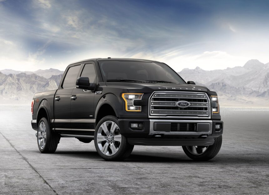 Ford F-150 2015 a 2017 em rodovia americana, foto frontal em movimento, landscape