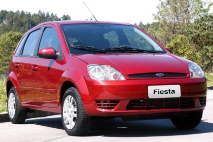 Ford Fiesta 1.0 Rocam prata, vista frontal 3/4 em rua urbana, destaque para hatch compacto e proporções simples
