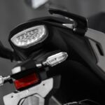 Honda CB 300F Twister 2026 vermelha, vista frontal 3/4 em estúdio, destacando farol em LED e tanque musculoso