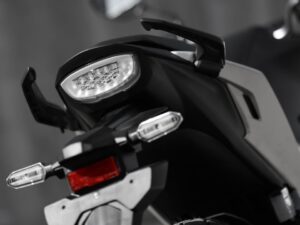 Honda CB 300F Twister 2026 vermelha, vista frontal 3/4 em estúdio, destacando farol em LED e tanque musculoso