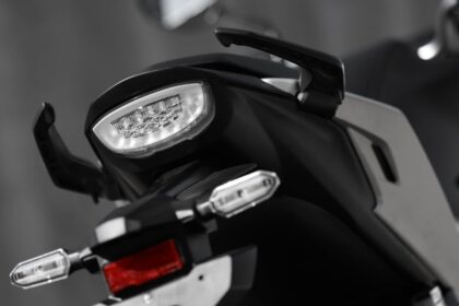 Honda CB 300F Twister 2026 vermelha, vista frontal 3/4 em estúdio, destacando farol em LED e tanque musculoso