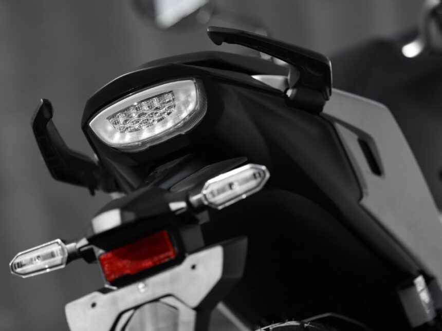 Honda CB 300F Twister 2026 vermelha, vista frontal 3/4 em estúdio, destacando farol em LED e tanque musculoso