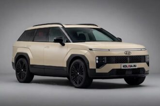 Hyundai Tucson 2026/2027 em vista frontal 3/4, com faróis no para-choque, faixa de LED no capô e estilo retro-futurista em estúdio