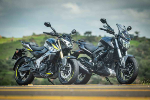 Bajaj Dominar 400 azul escura em vista frontal 3/4, em estúdio, destacando bolha, protetores de mão e postura de sport tourer