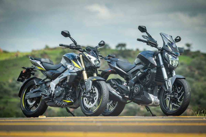 Bajaj Dominar 400 azul escura em vista frontal 3/4, em estúdio, destacando bolha, protetores de mão e postura de sport tourer