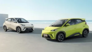 BYD Vitória Motors cresce 168%: O que explica o salto Concessionária BYD Vitória Motors com fachada moderna, carros elétricos expostos na área externa e movimentação de clientes em loja