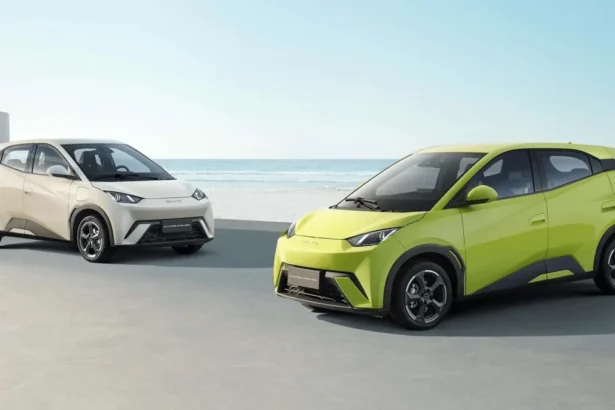 Concessionária BYD Vitória Motors com fachada moderna, carros elétricos expostos na área externa e movimentação de clientes em loja