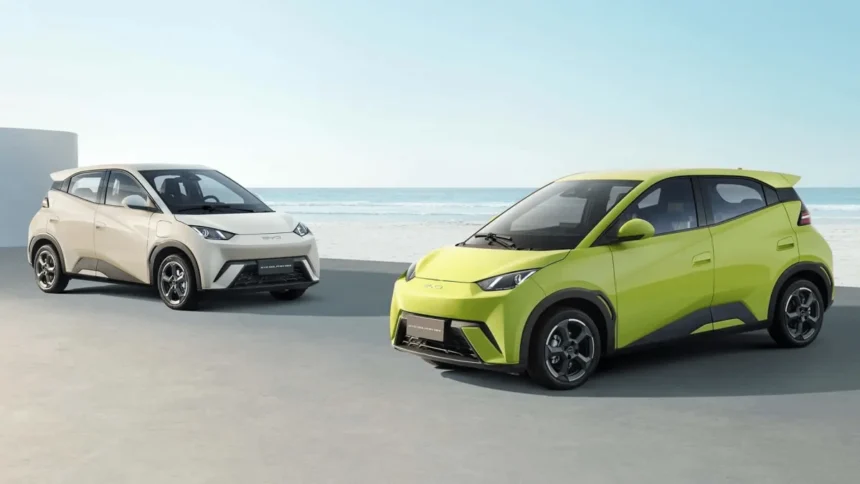 Concessionária BYD Vitória Motors com fachada moderna, carros elétricos expostos na área externa e movimentação de clientes em loja