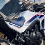 Honda XL750 Transalp 2026 em vista frontal 3/4, com destaque para o conjunto de farol, para-brisa e carenagem trail