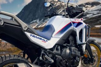 Honda XL750 Transalp 2026 em vista frontal 3/4, com destaque para o conjunto de farol, para-brisa e carenagem trail
