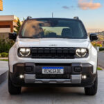 Jeep Renegade 2027 MHEV branco, vista frontal 3/4 em estúdio, com destaque para nova assinatura dos faróis full LED