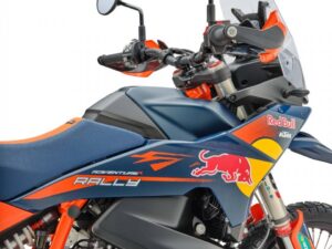 KTM 890 Adventure R Rally 2026 laranja, vista frontal 3/4 em estúdio, com rodas raiadas 21/18 e carenagem alta