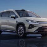 BYD Song Ultra azul metálico, vista frontal 3/4 em estúdio, destacando a dianteira fechada e os faróis afilados