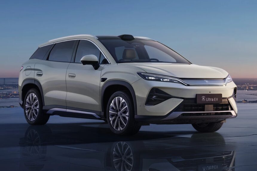 BYD Song Ultra azul metálico, vista frontal 3/4 em estúdio, destacando a dianteira fechada e os faróis afilados