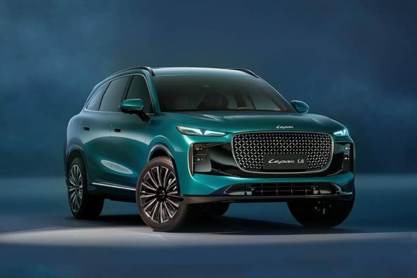 Lepas L6 em apresentação oficial da Chery, vista frontal em salão automotivo, SUV médio premium em orientação horizontal