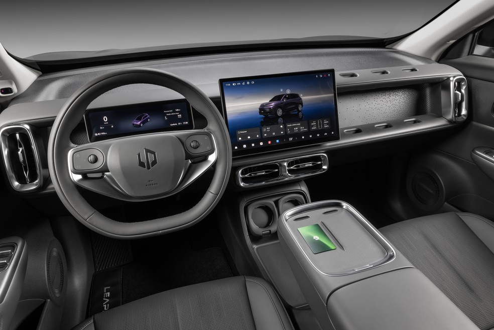 No painel, Leapmotor B10 tem multimídia de 14,6 polegadas como destaque — Foto: Divulgação