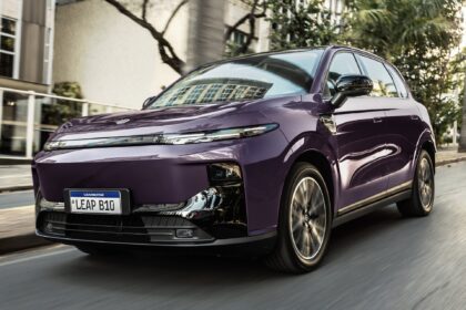 Leapmotor B10 2026 branco, vista frontal 3/4 em estúdio, mostrando faróis full LED e rodas de 18 polegadas