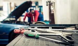 Sistema de arrefecimento de carro moderno, reservatório de expansão, radiador e tampa, em vista técnica no cofre do motor